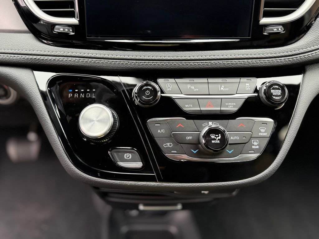 New 2026 Chrysler Pacifica Select FWD image 18