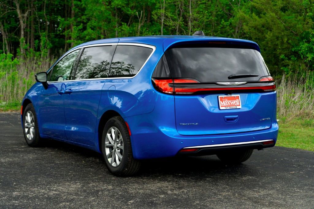 New 2026 Chrysler Pacifica Limited FWD image 8