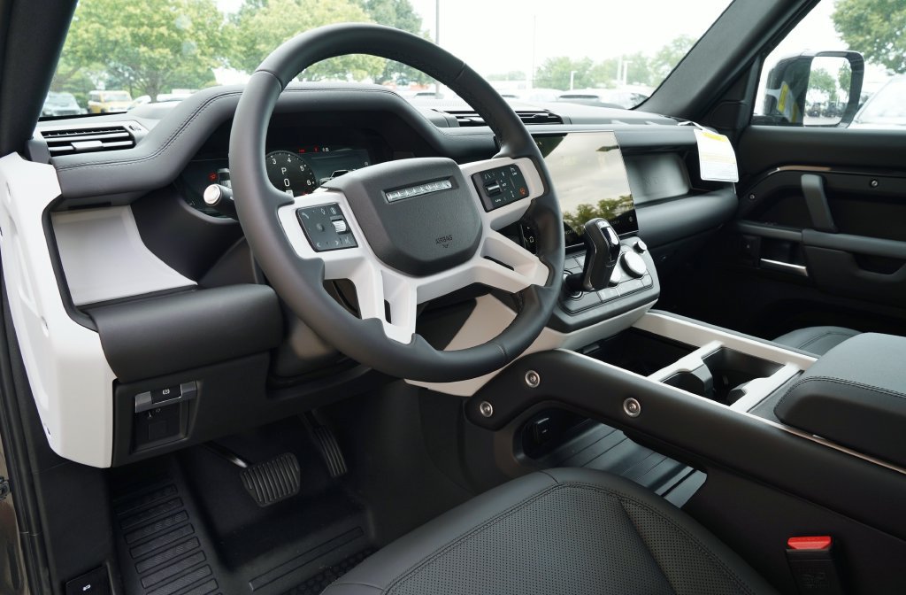 Used 2026 Land Rover Defender 110 X-Dynamic SE AWD/4WD image 13