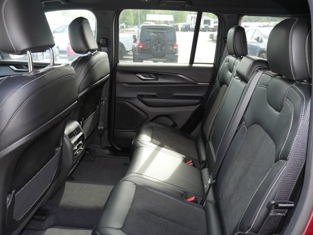 Used 2025 Jeep Grand Cherokee Altitude AWD/4WD image 23