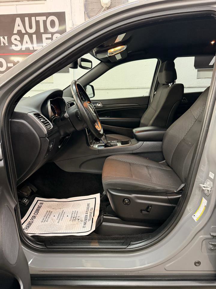 Used 2019 Jeep Grand Cherokee Laredo RWD image 16