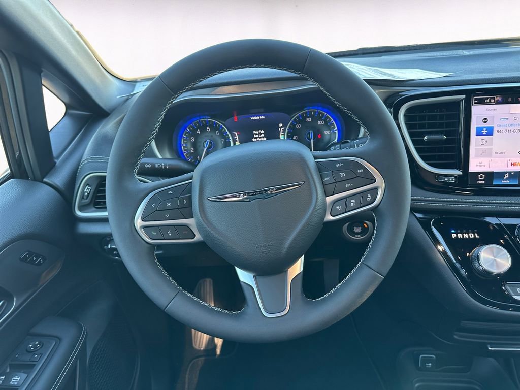 New 2026 Chrysler Pacifica Select image 12