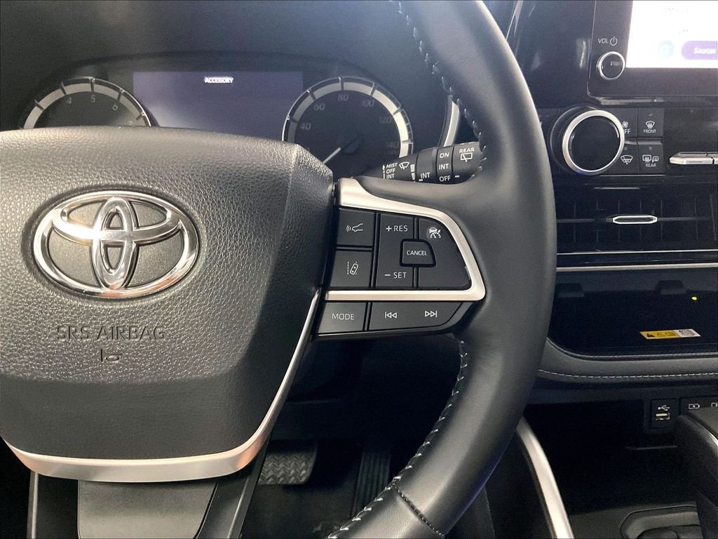 Used 2023 Toyota Highlander XLE AWD/4WD image 25