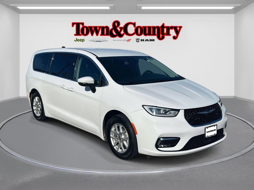 Used 2023 Chrysler Pacifica Touring-L image 1