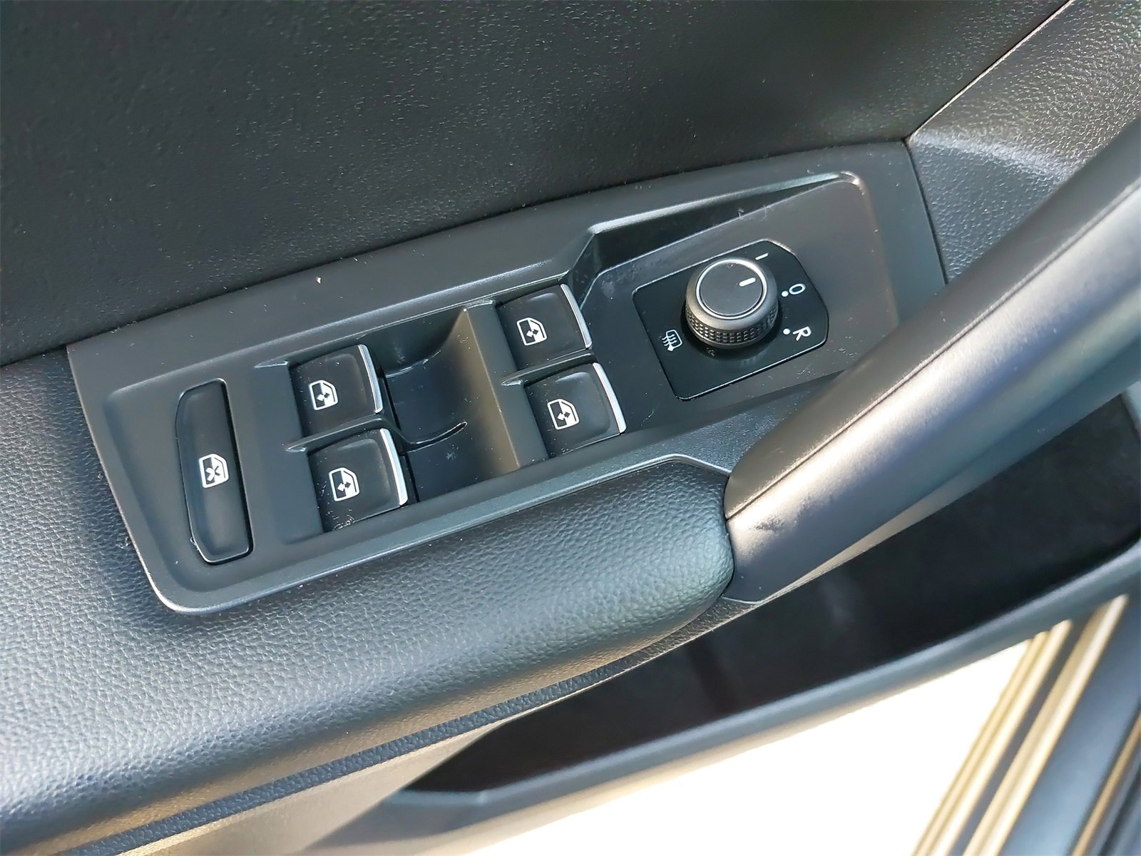 Used 2021 Volkswagen Tiguan SEL image 29