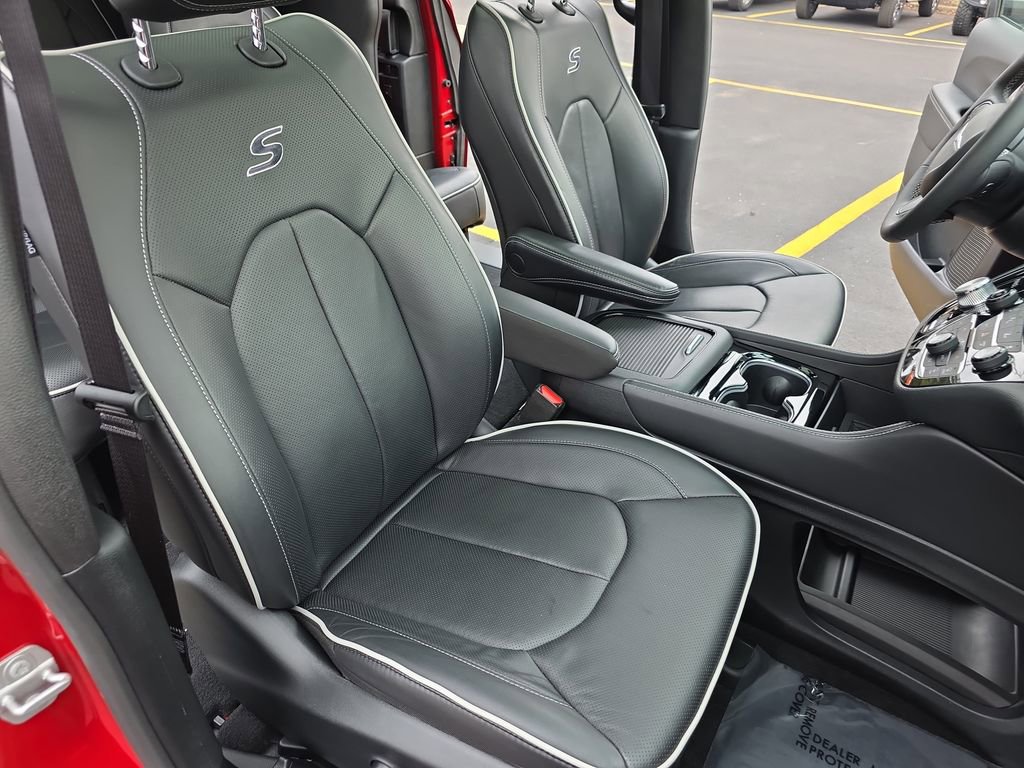 Used 2025 Chrysler Pacifica Limited image 10