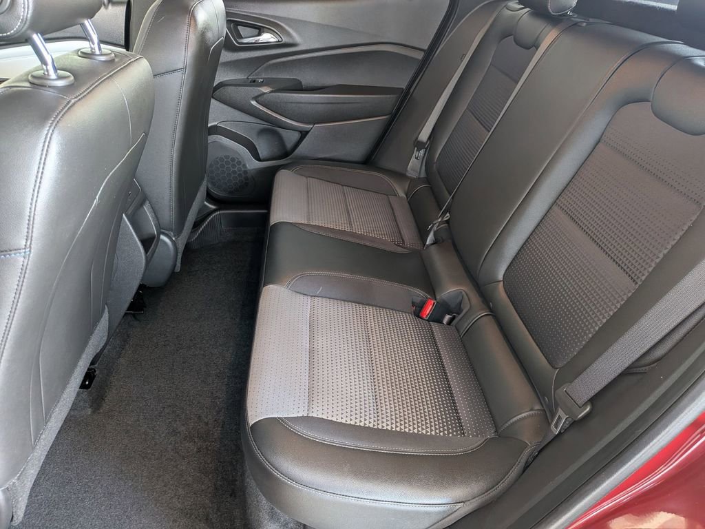 Used 2025 Chevrolet Trax LT w/ LT Convenience Package FWD image 21