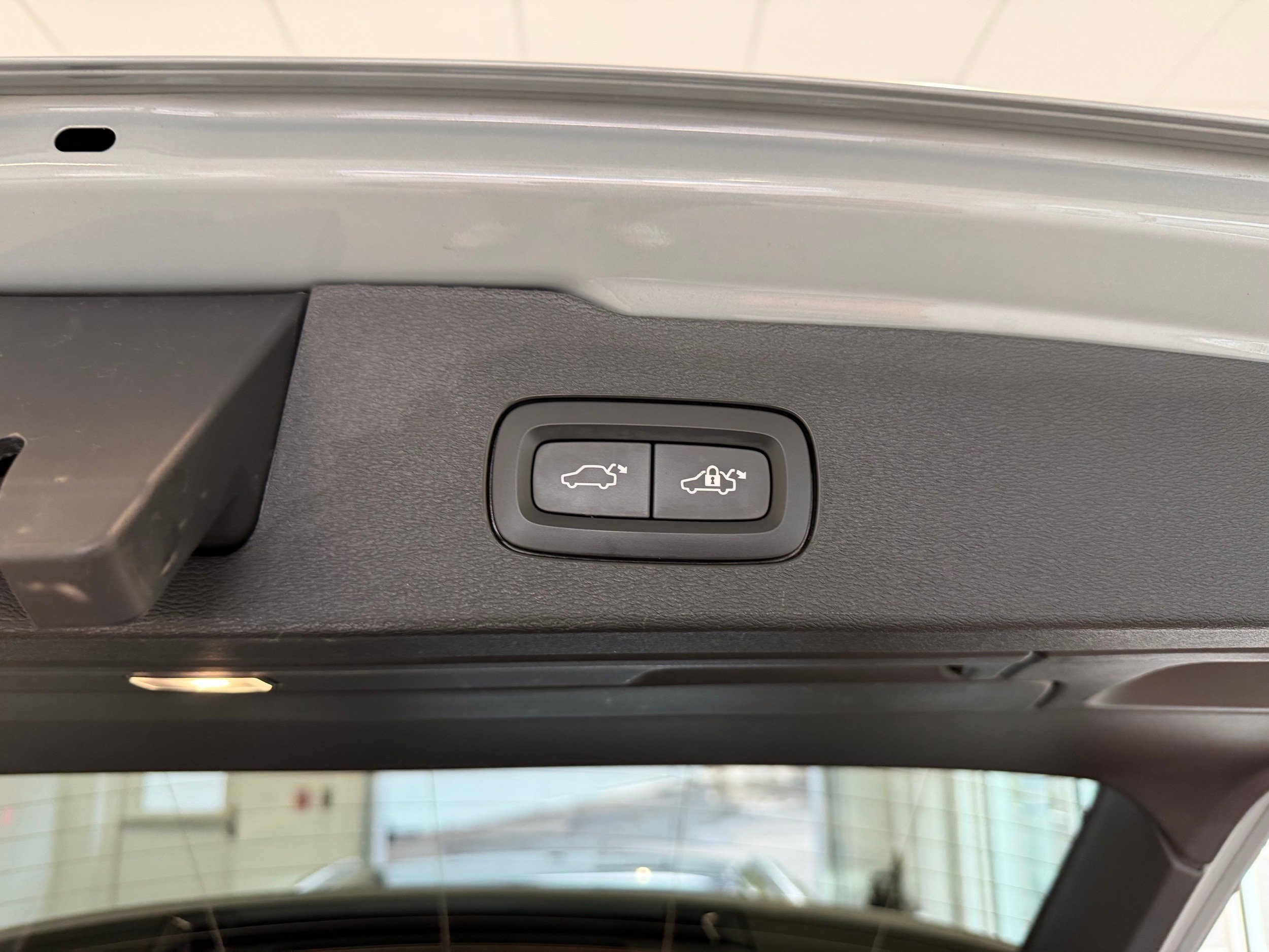 Certified 2025 Volvo V60 B5 Cross Country Plus AWD/4WD image 27