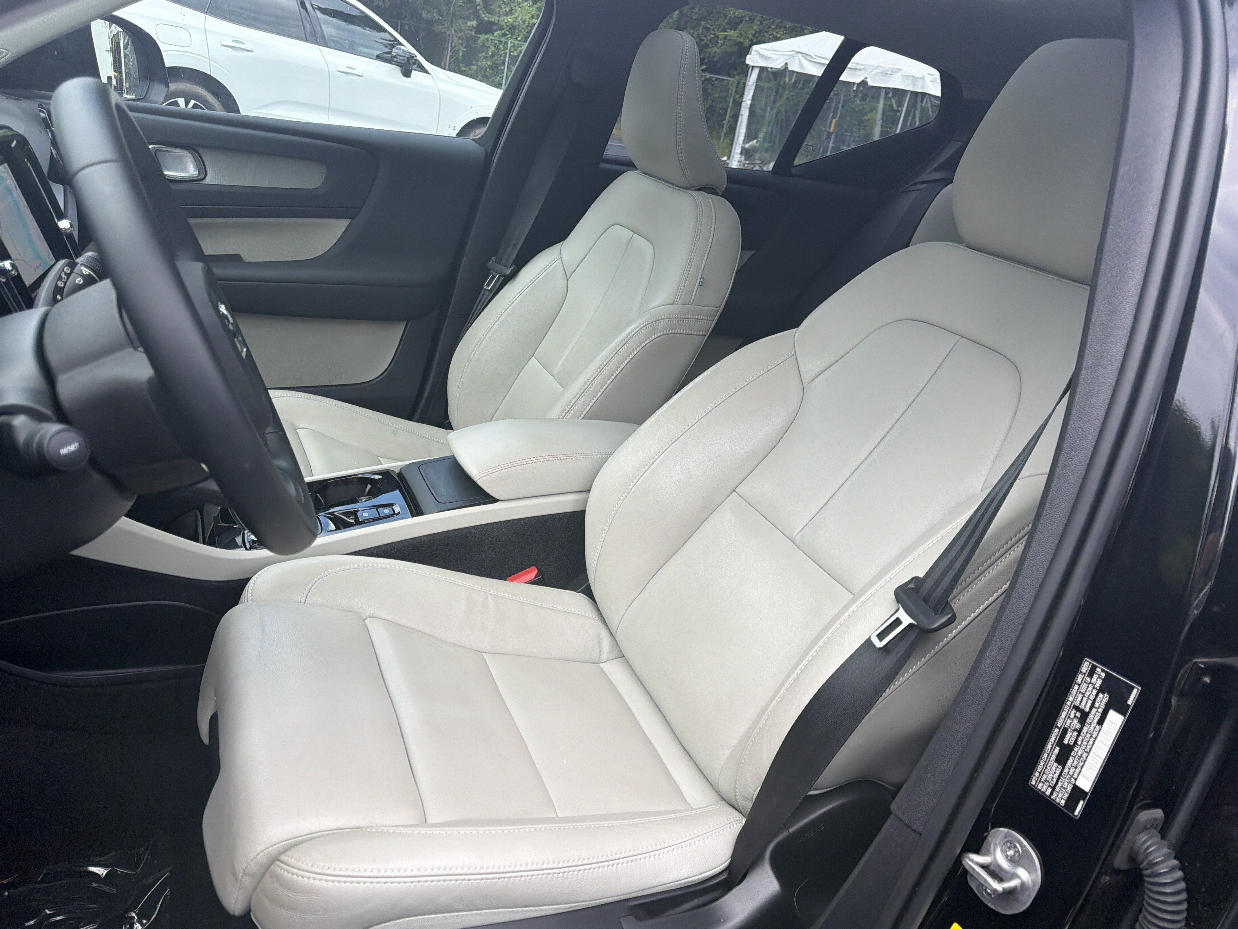 Certified 2025 Volvo XC40 B5 Plus AWD/4WD image 16