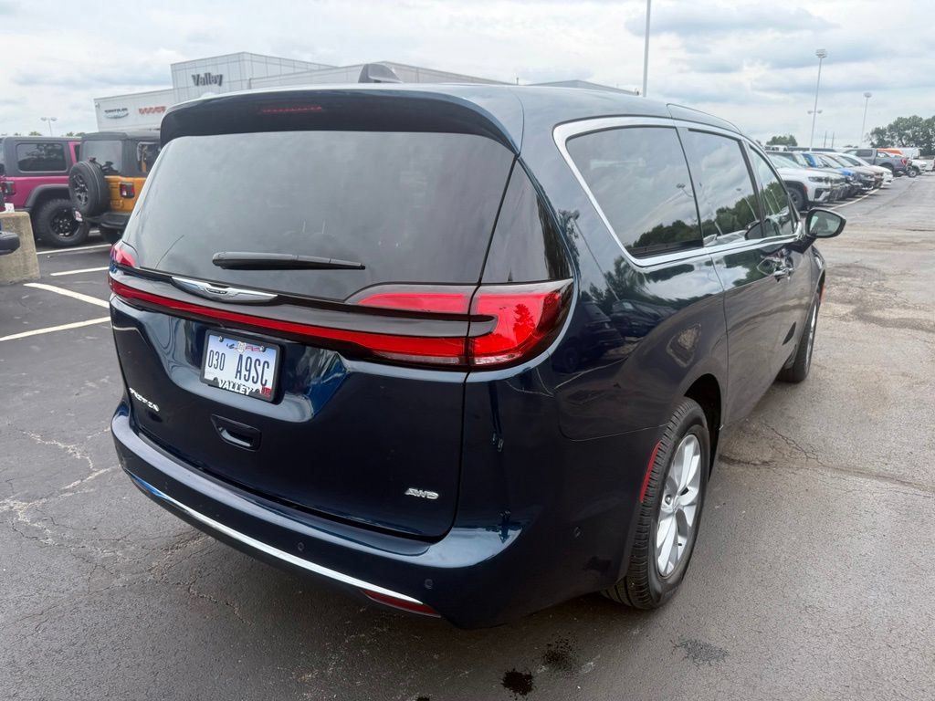 Used 2025 Chrysler Pacifica Select w/ Uconnect Theater Family Group AWD/4WD image 3