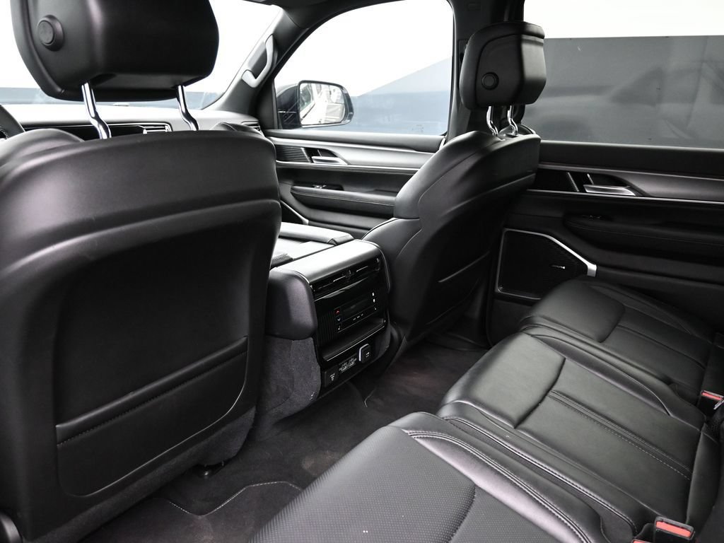 Used 2025 Jeep Wagoneer Series II w/ 8-Passenger Seating Package AWD/4WD image 18