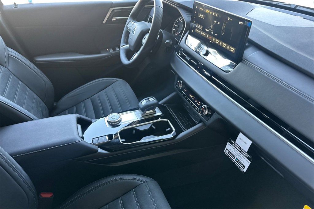 New 2025 Mitsubishi Outlander SE image 17