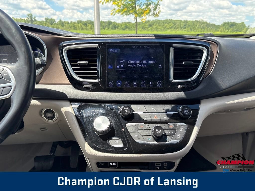 Used 2017 Chrysler Pacifica Touring-L Plus FWD image 3