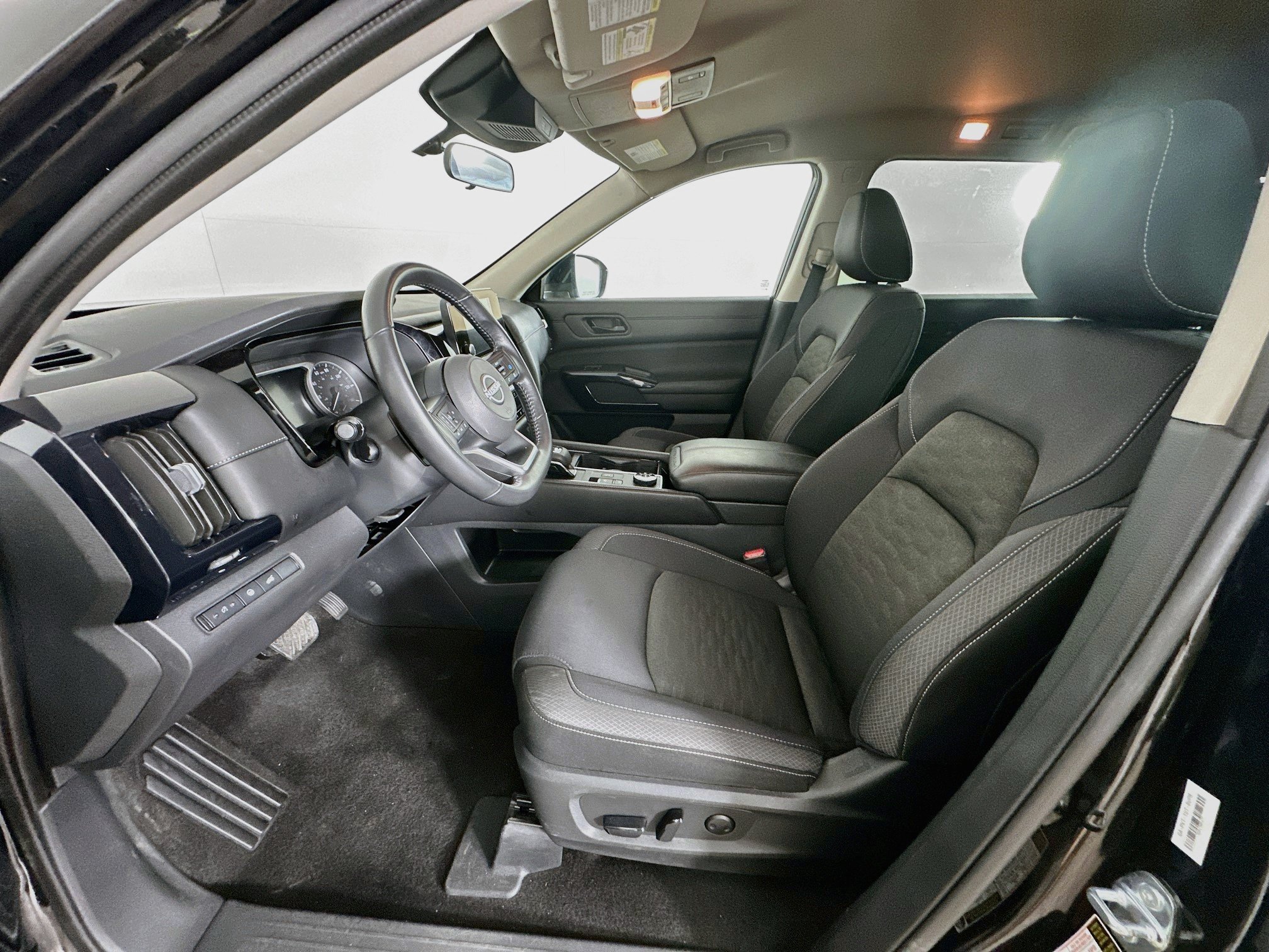 Used 2025 Nissan Pathfinder SV AWD/4WD image 13