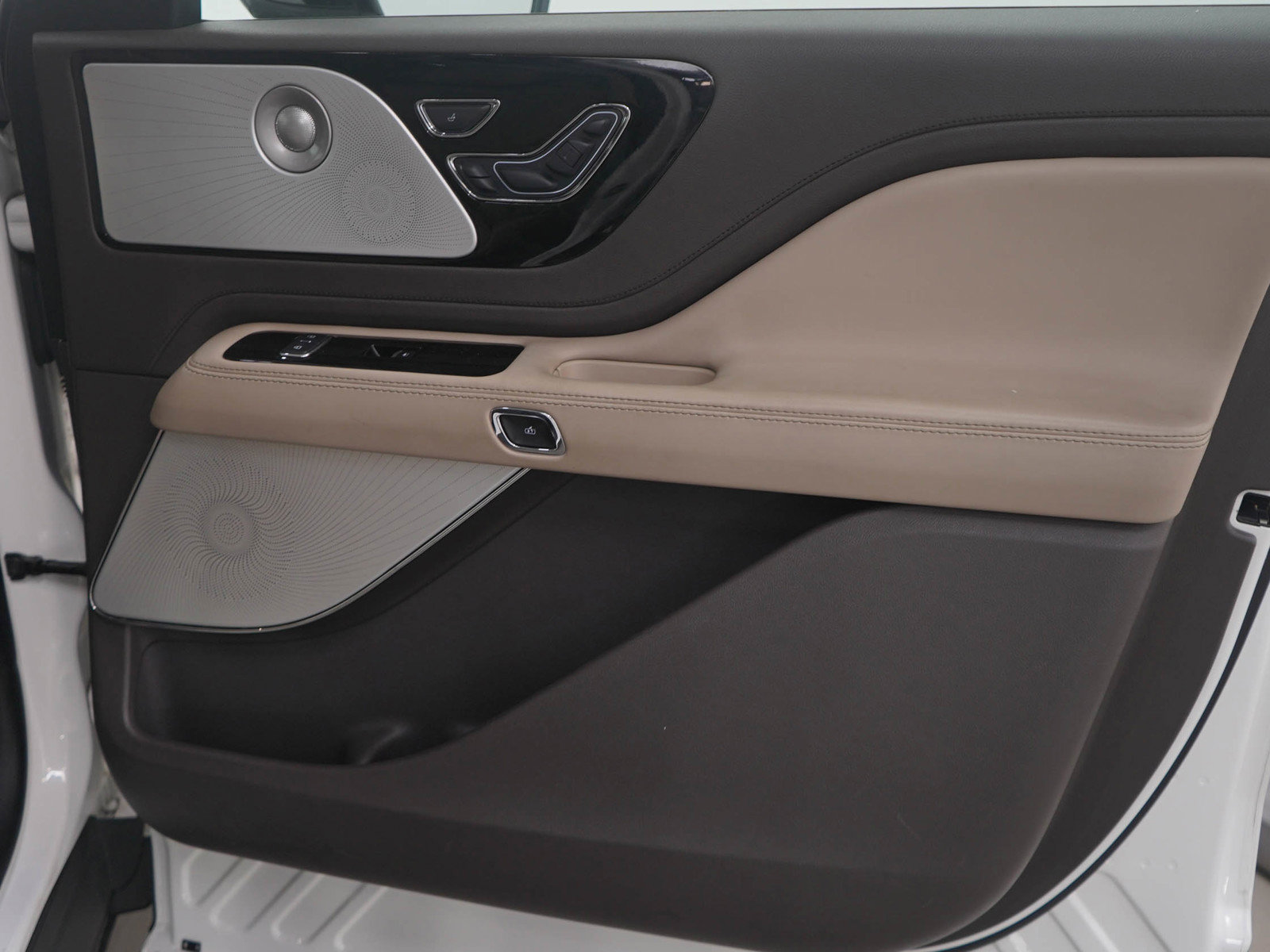 Used 2021 Lincoln Aviator Reserve w/ Equipment Group 202A image 9