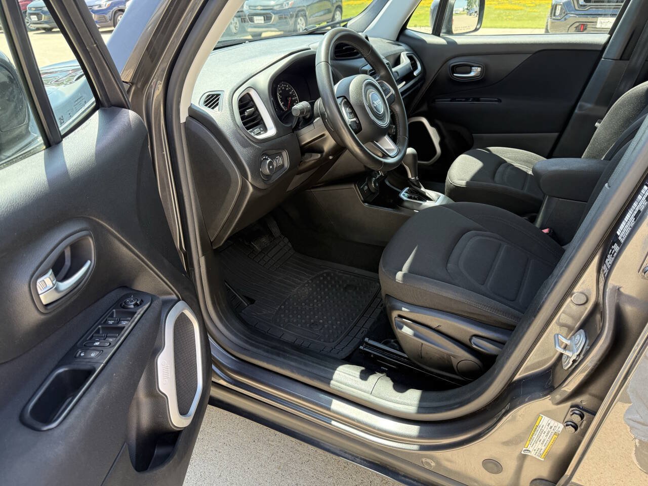 Used 2018 Jeep Renegade Latitude AWD/4WD image 5
