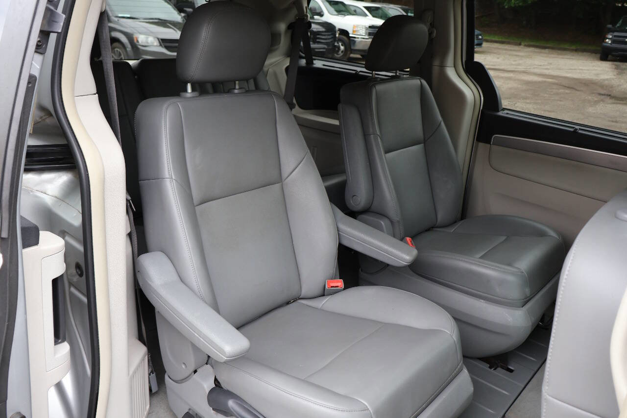 Used 2011 Volkswagen Routan SE FWD image 29