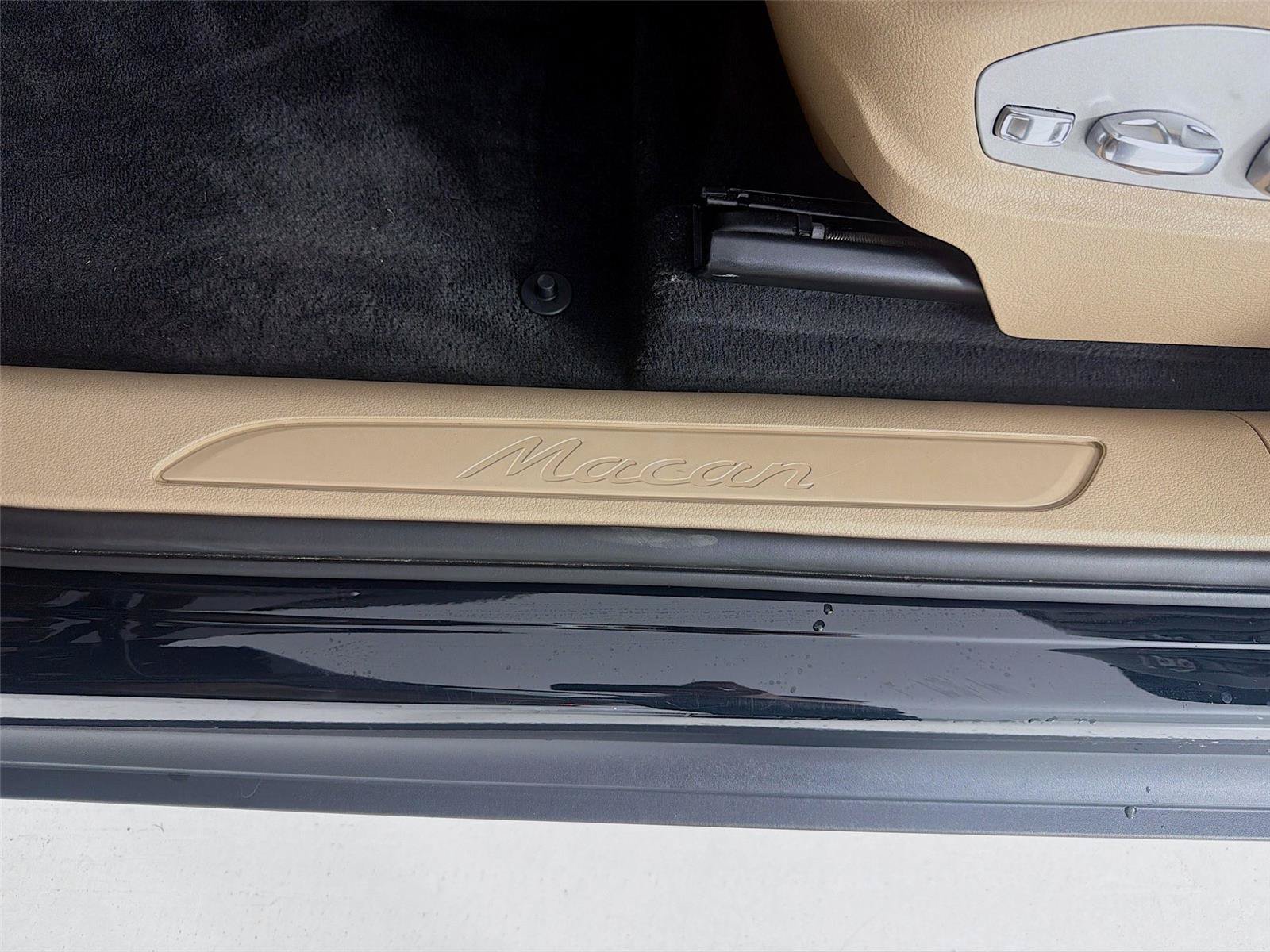 Certified 2026 Porsche Macan AWD/4WD image 10