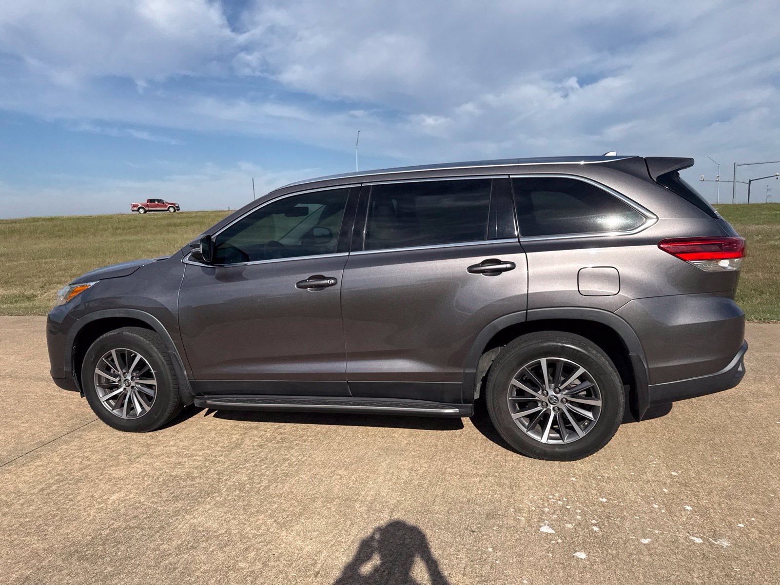 Used 2019 Toyota Highlander XLE FWD image 11