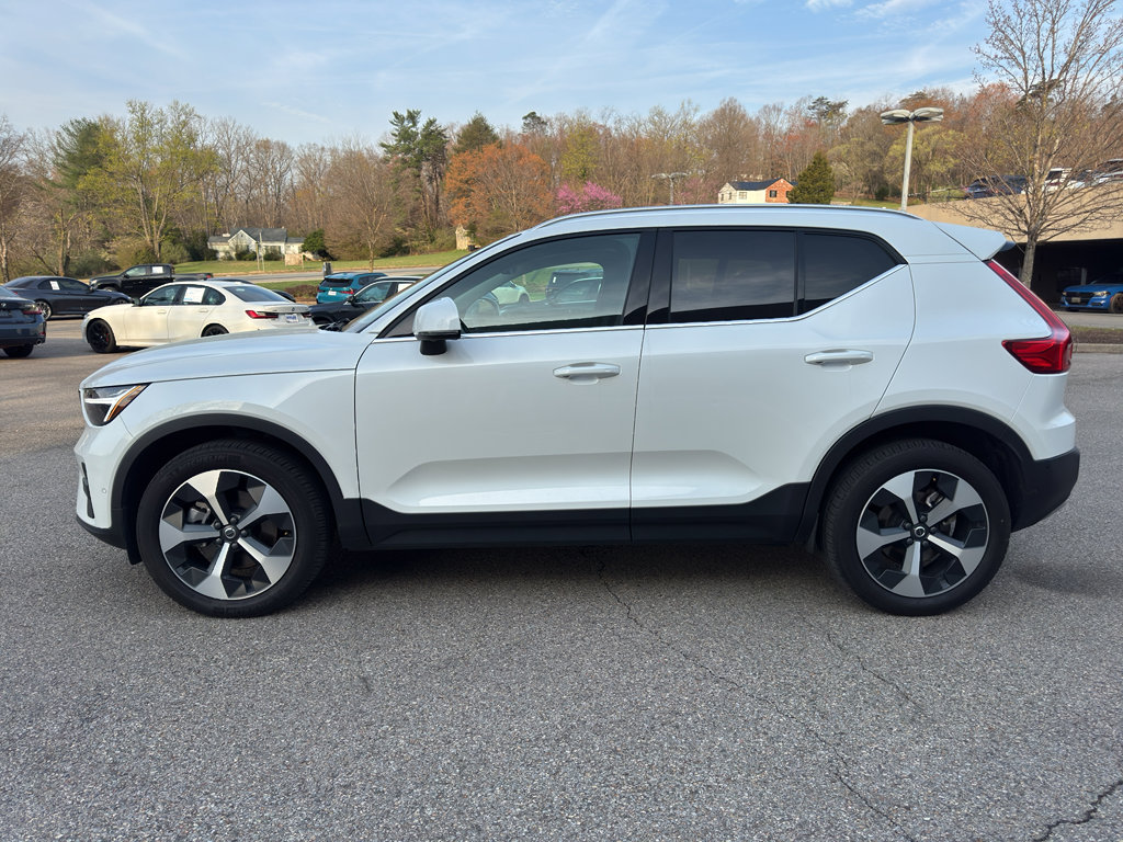 Used 2025 Volvo XC40 B5 Plus image 5