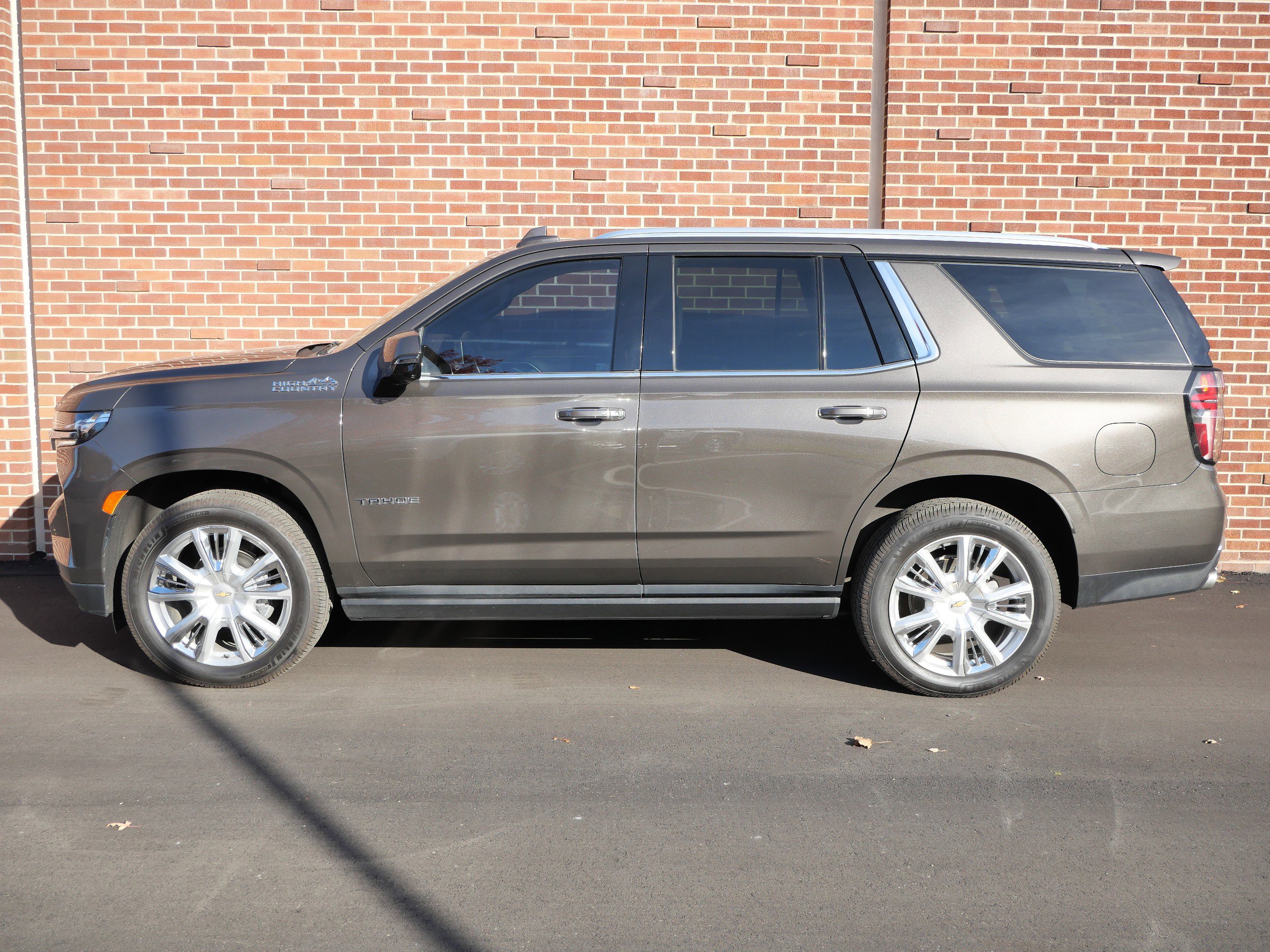 Used 2021 Chevrolet Tahoe High Country w/ Premium Package image 2