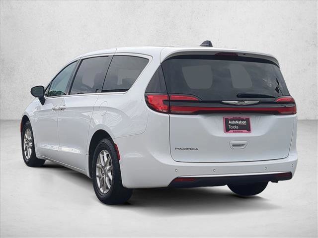 Used 2023 Chrysler Pacifica Touring-L image 8