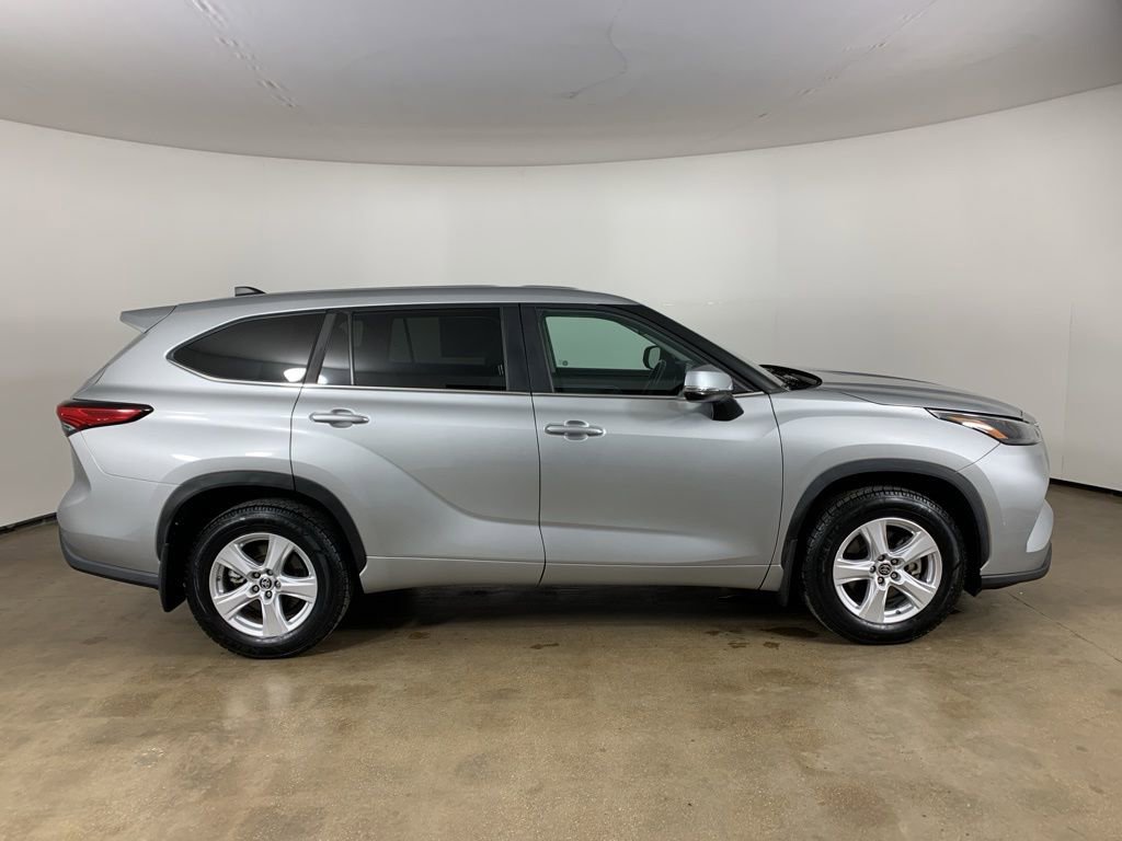 Used 2023 Toyota Highlander LE image 7