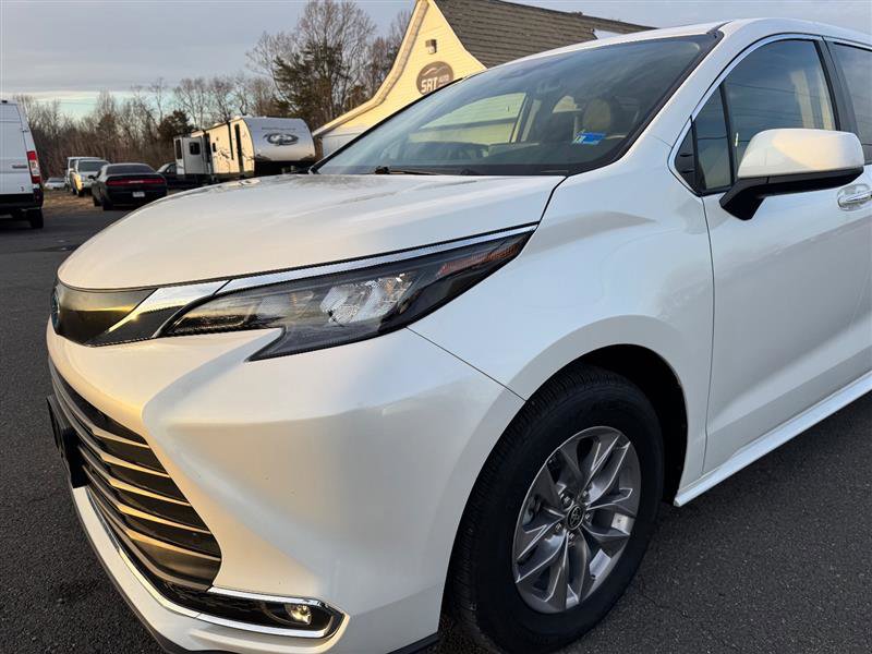 Used 2024 Toyota Sienna XLE image 14
