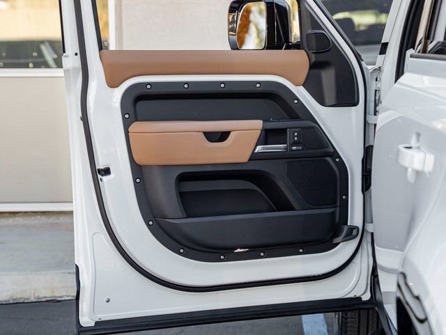 New 2026 Land Rover Defender 110 X-Dynamic SE image 12