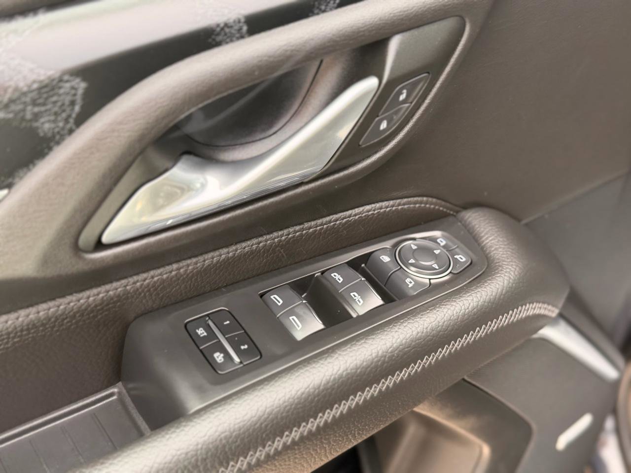 Used 2024 GMC Yukon XL Denali AWD/4WD image 9