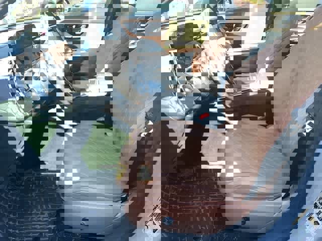 Used 2025 Mercedes-Benz E 350 4MATIC Sedan image 5