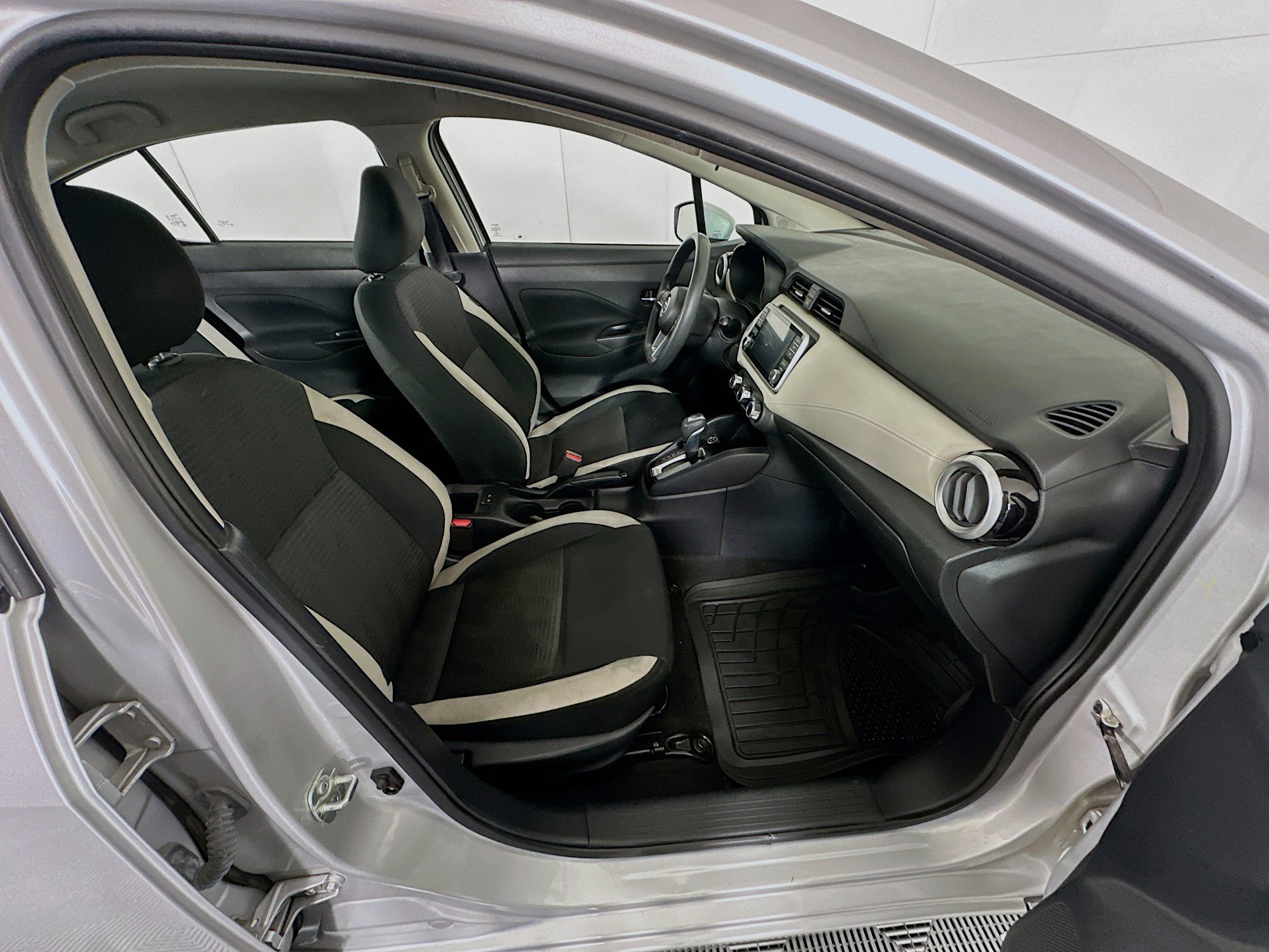 Used 2021 Nissan Versa SV image 29