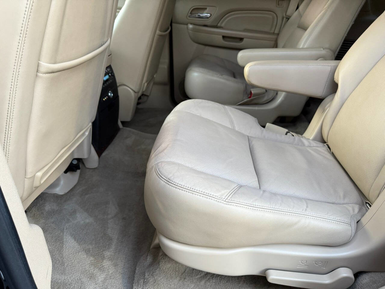 Used 2012 Cadillac Escalade Luxury image 26