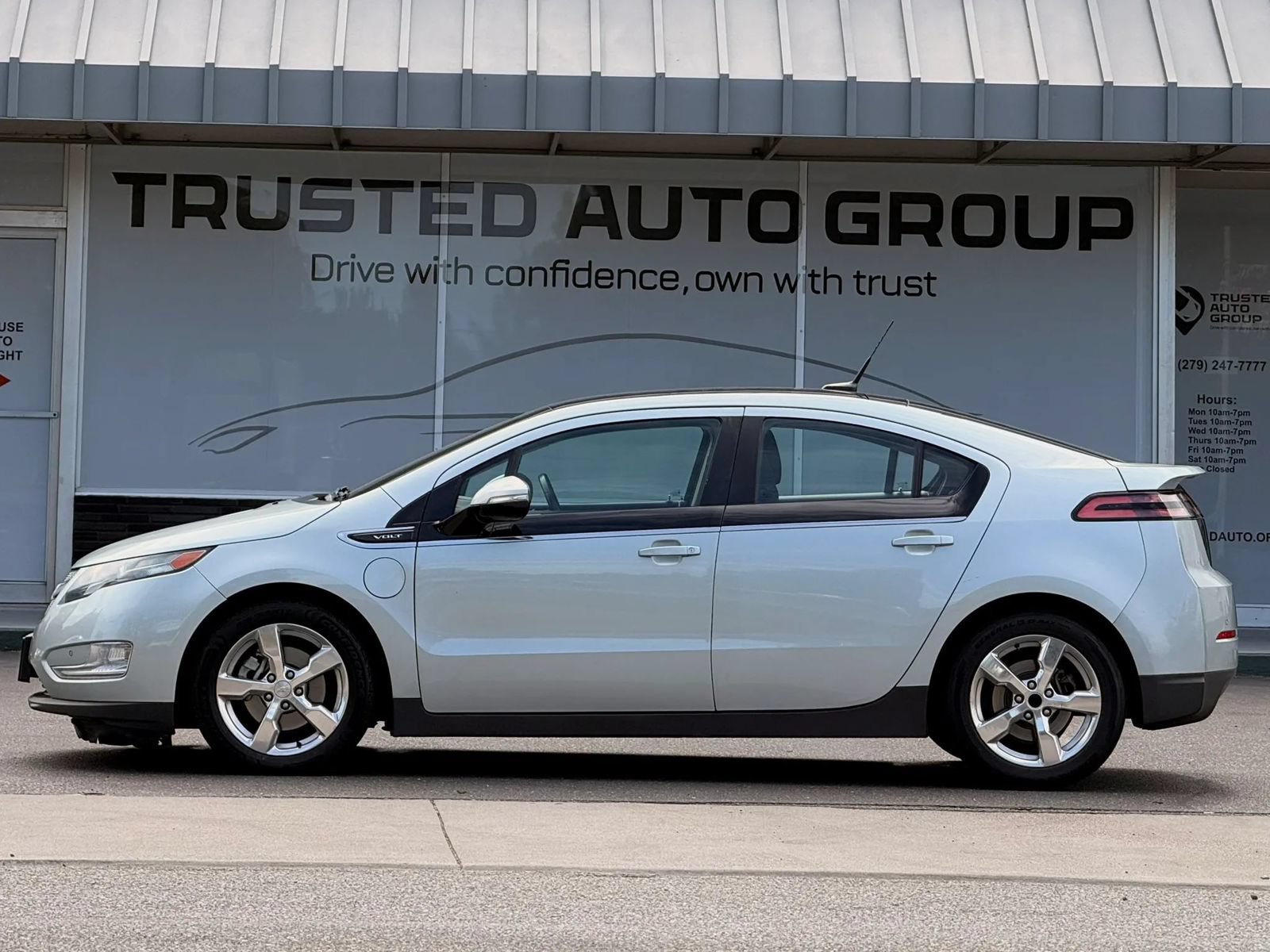 Used 2011 Chevrolet Volt Premium w/ Premium Trim Package FWD image 4