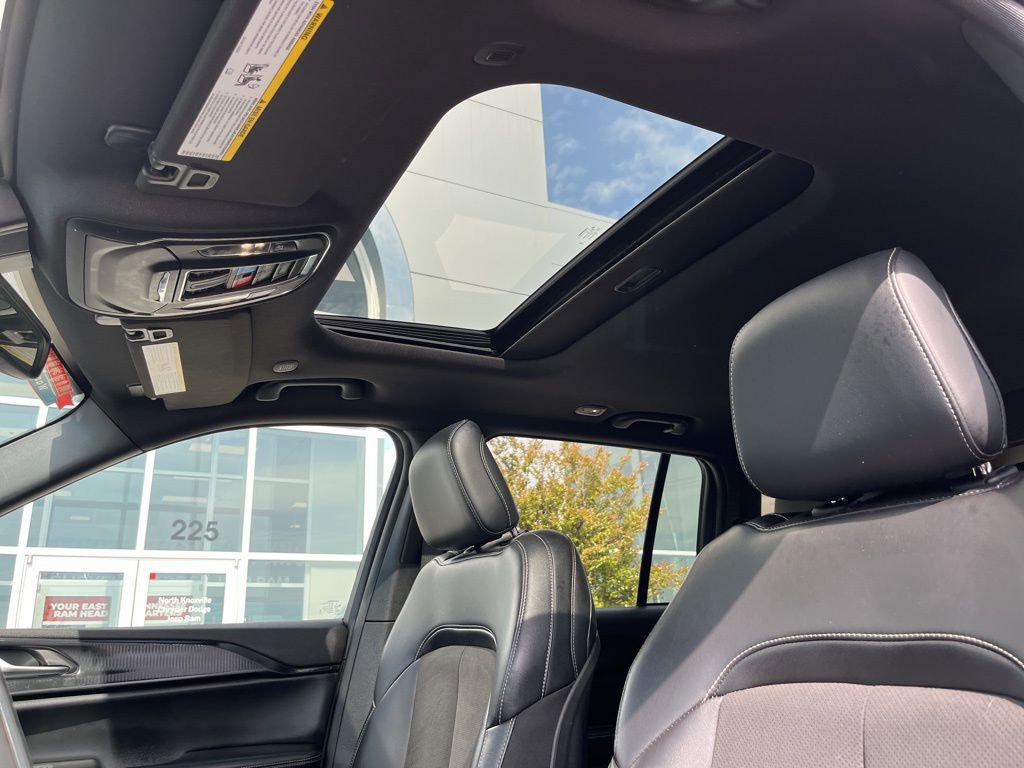 Used 2024 Jeep Grand Cherokee Altitude image 12