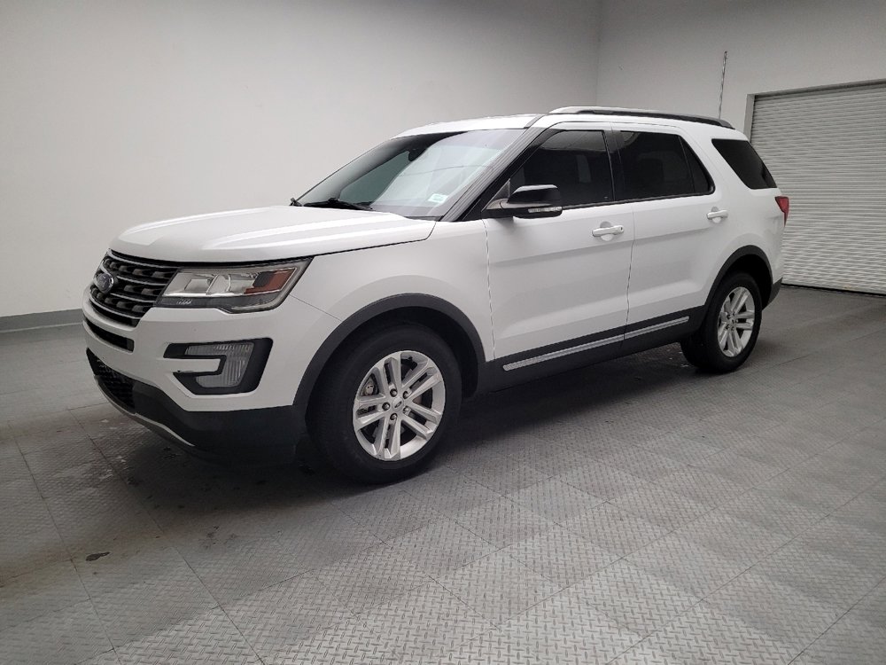 Used 2016 Ford Explorer XLT image 2