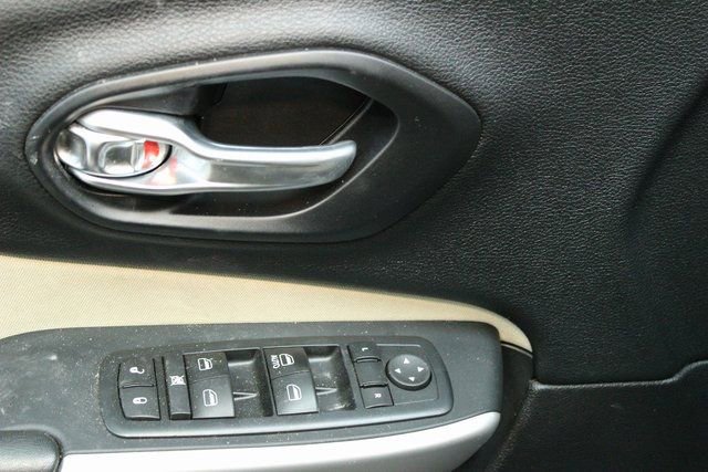 Used 2017 Jeep Cherokee Sport image 17