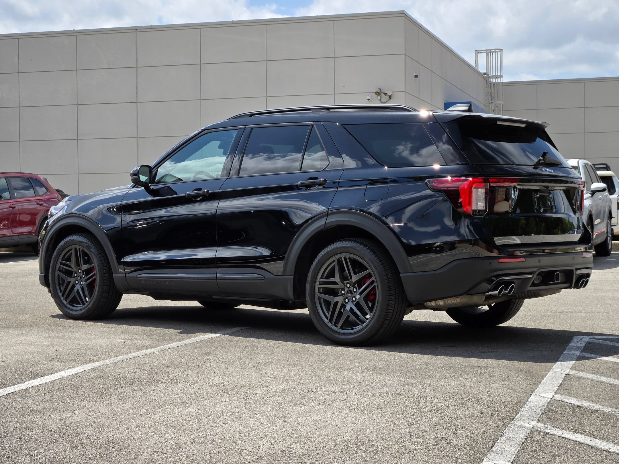 Used 2025 Ford Explorer ST AWD/4WD image 5