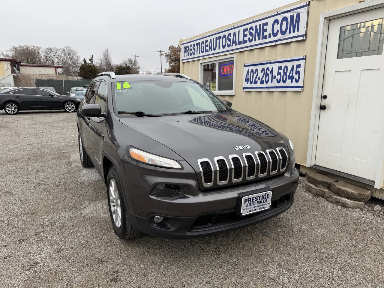 Used 2016 Jeep Cherokee Latitude w/ Cold Weather Group AWD/4WD image 1