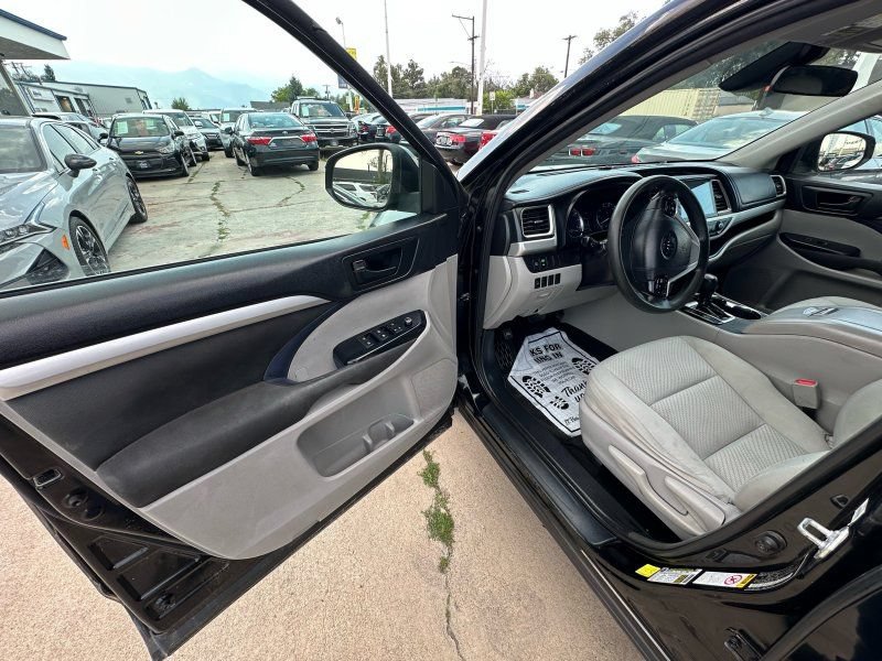 Used 2017 Toyota Highlander LE FWD image 12