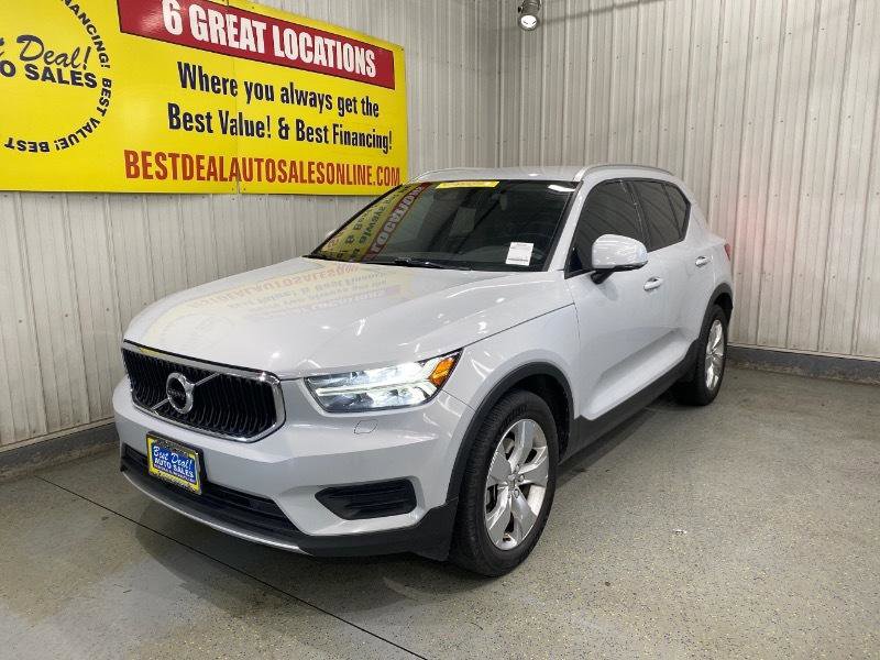 Used 2022 Volvo XC40 T5 Momentum image 1