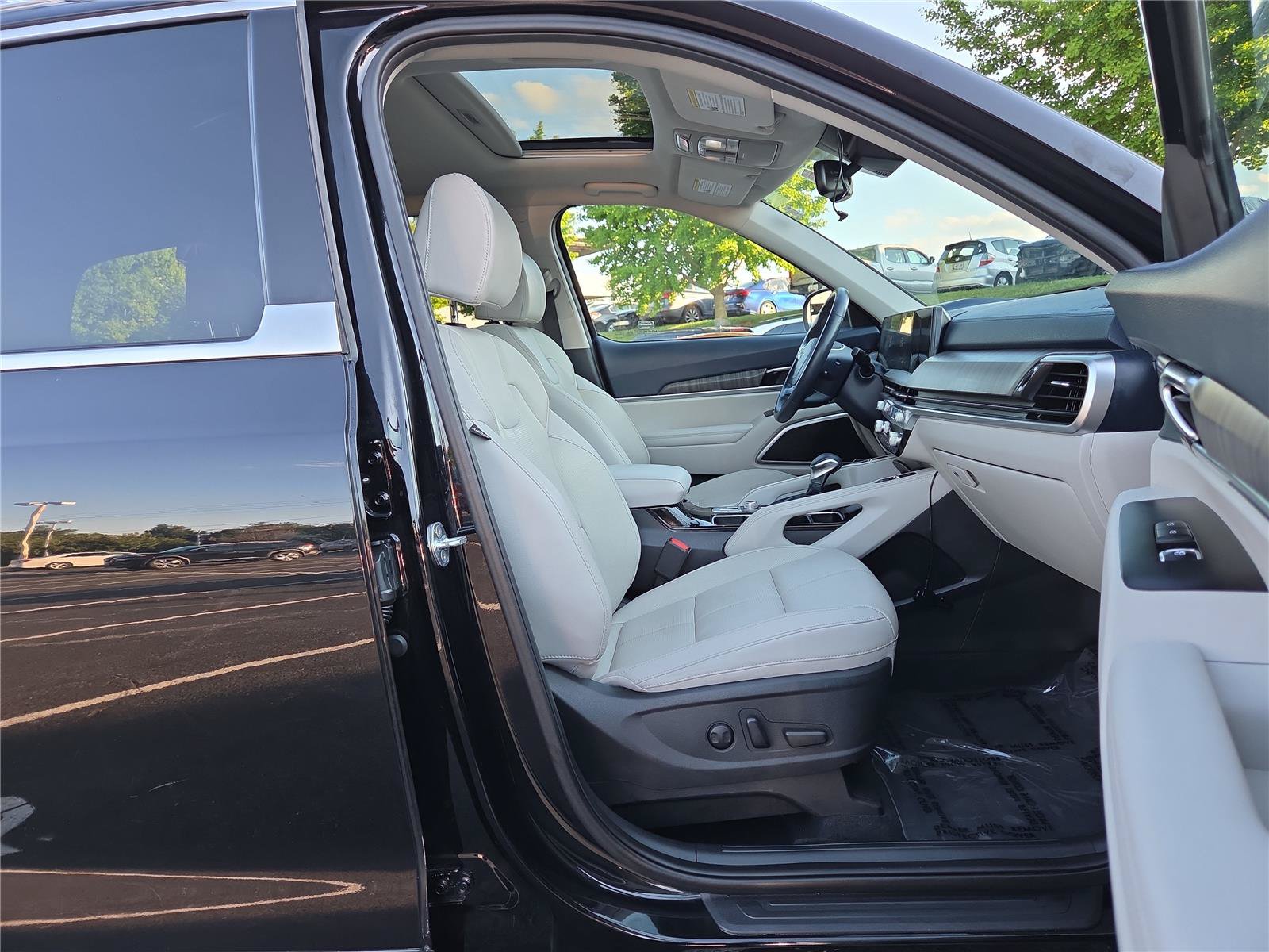 Certified 2023 Kia Telluride EX w/ EX Captain's Chair Package AWD/4WD image 26