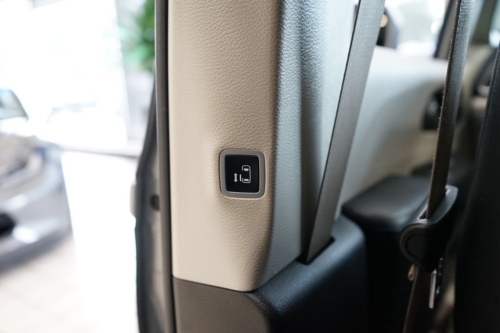 Used 2021 Chrysler Pacifica Touring-L w/ Uconnect Theater Family Group AWD/4WD image 51