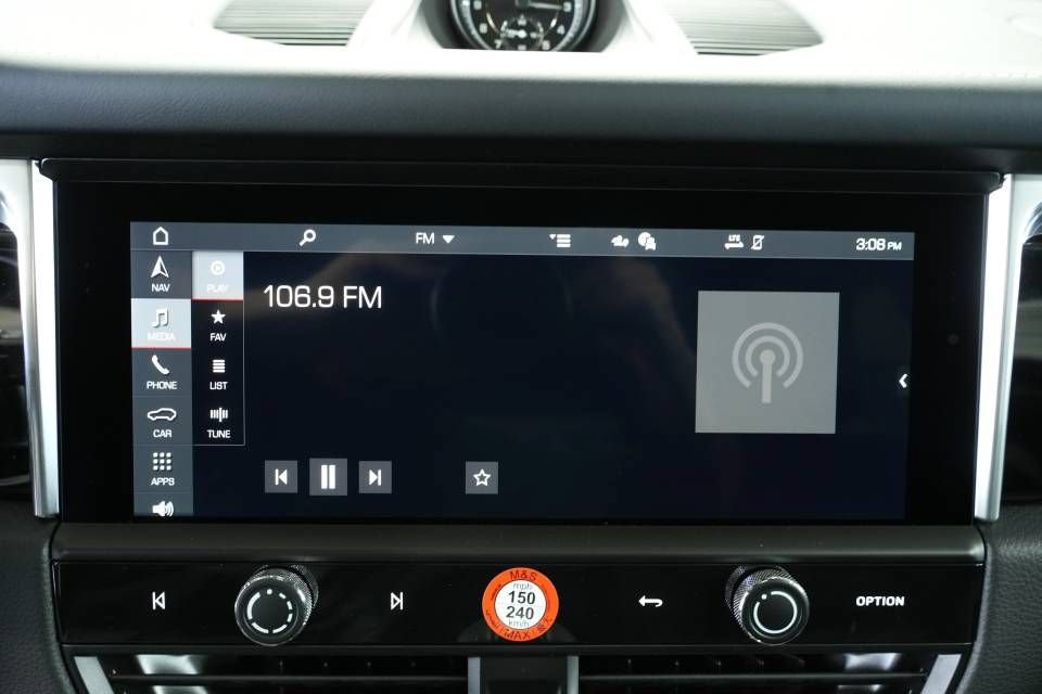Certified 2025 Porsche Macan AWD/4WD image 18