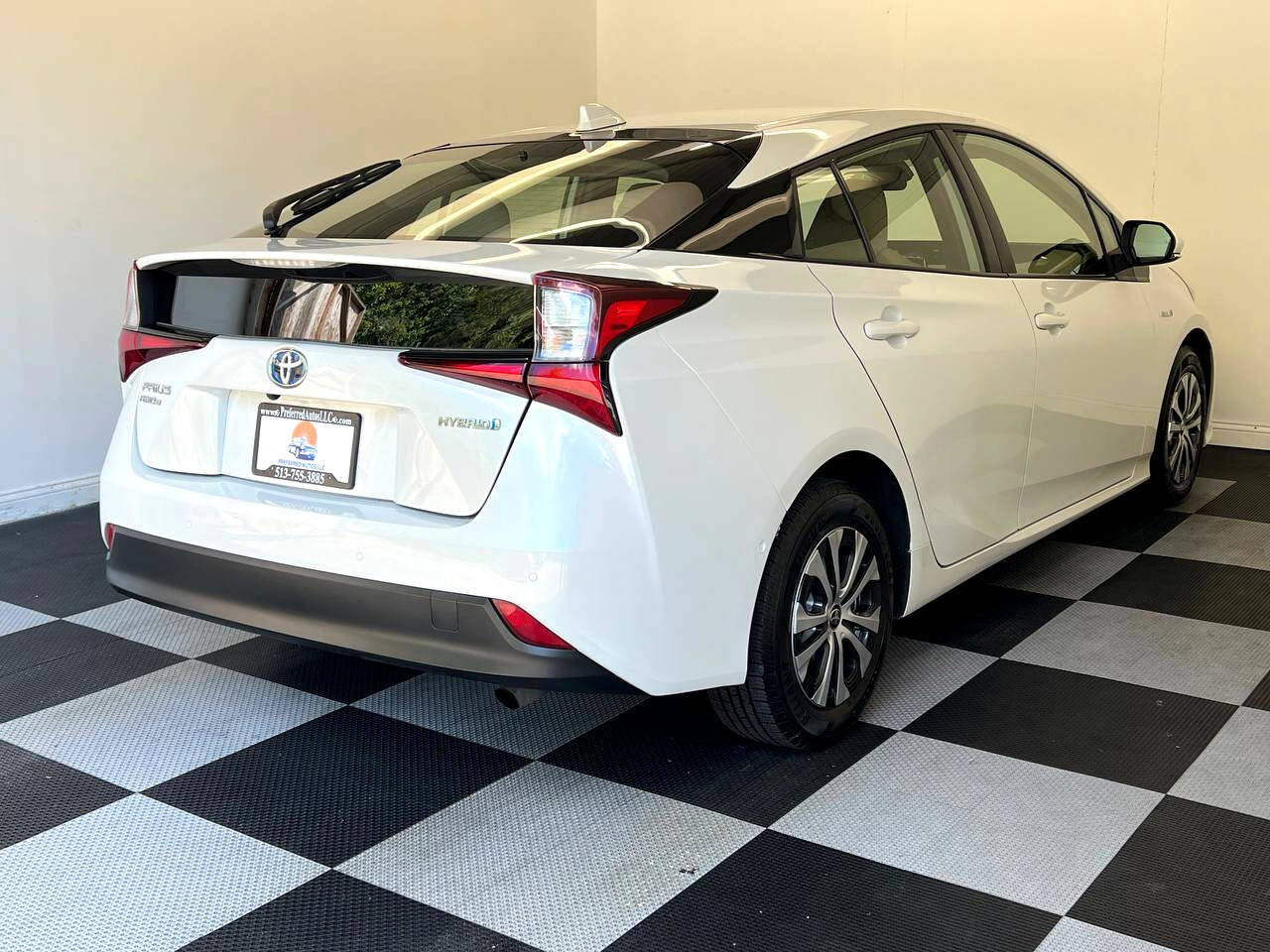 Used 2021 Toyota Prius LE image 4