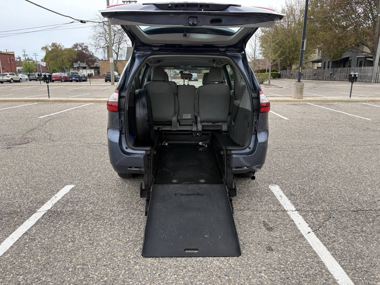 Used 2017 Toyota Sienna L FWD image 32
