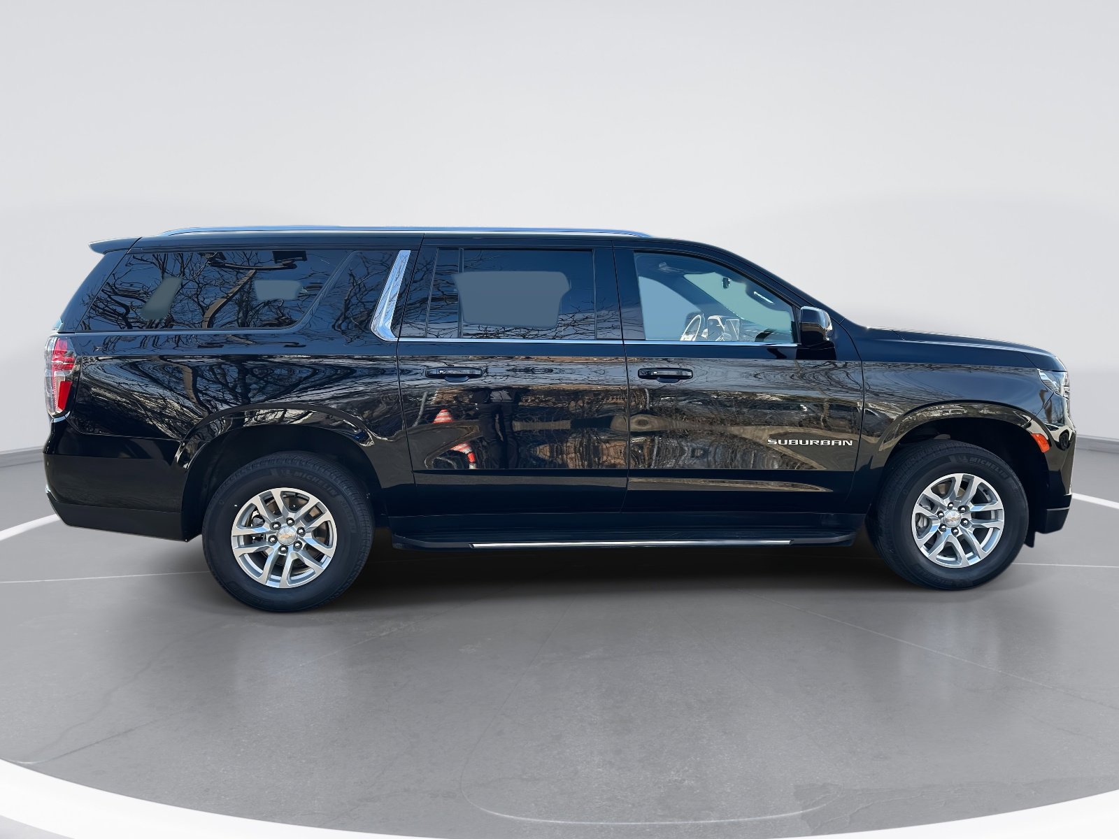Used 2024 Chevrolet Suburban LT image 4
