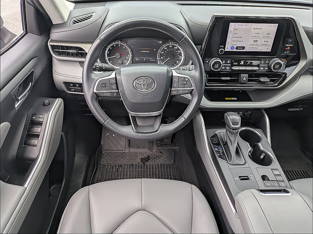 Used 2023 Toyota Highlander XLE FWD image 17