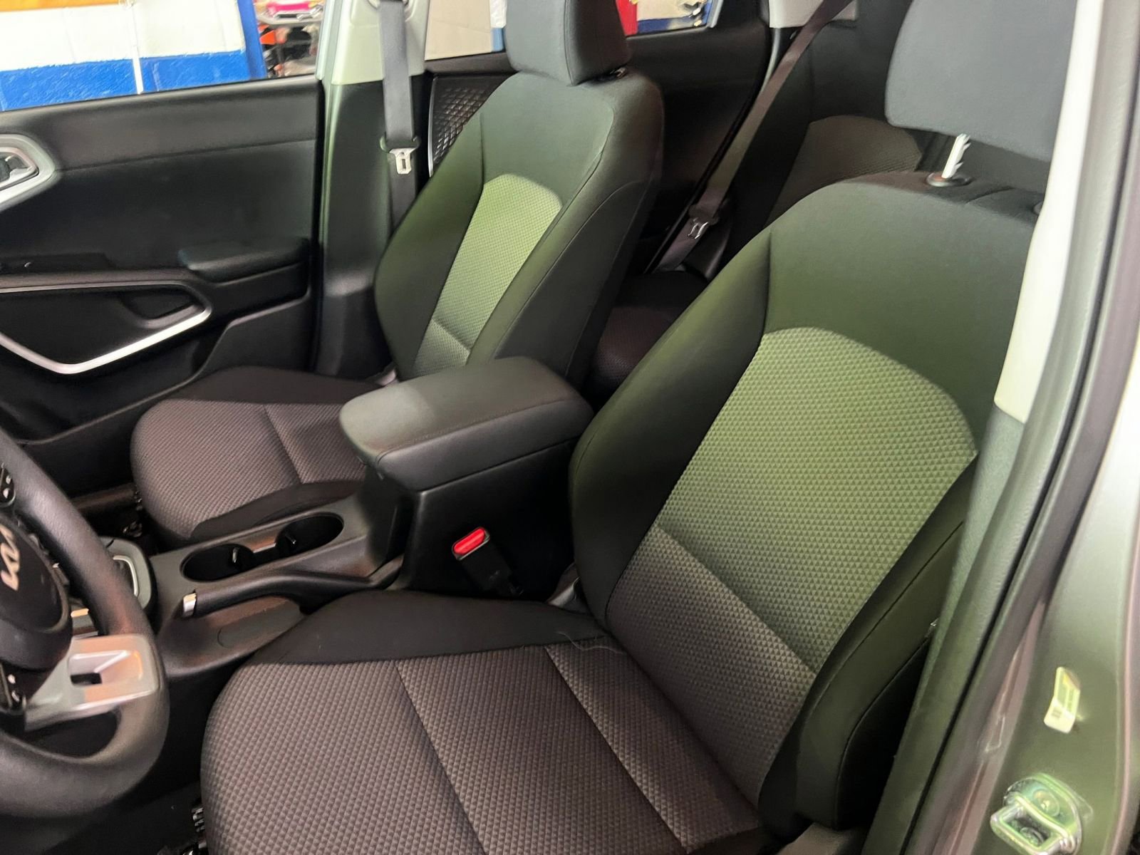 Used 2025 Kia Soul LX w/ LX Technology Package FWD image 31