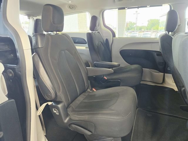 Used 2019 Chrysler Pacifica Touring Plus w/ Advanced Safetytec Group FWD image 13